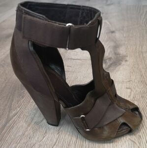 Y2k Vintage Givenchy Strappy Leather Gladiator Sandal Pumps With Velcro Closure